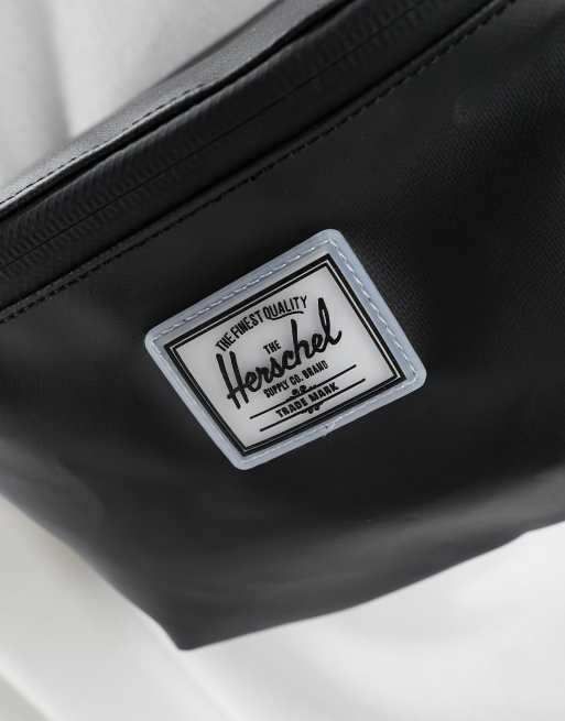 Riñonera negra impermeable Seventeen de Herschel Supply Co, 2 de 4