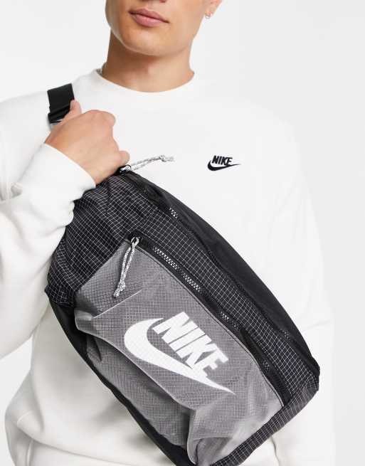 Riñonera negra y gris técnica de tejido antidesgarros de Nike