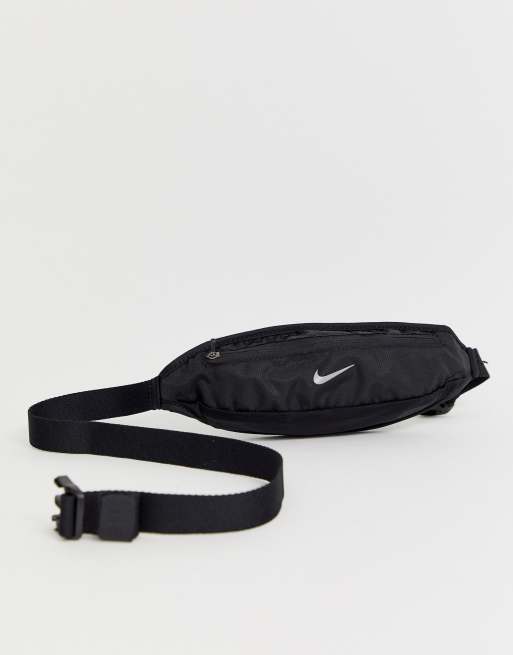 pequeña en negro de Nike Running | ASOS