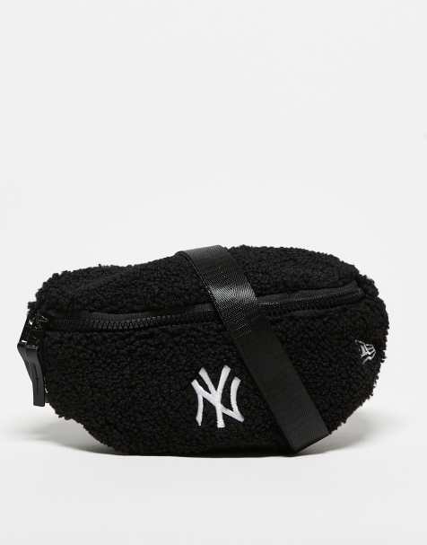 Riñonera pequeña negra de borreguito con diseño de los NY Yankees de New Era - view 1