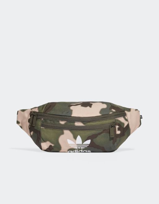 Riñonera verde oliva con estampado de camuflaje de adidas Originals