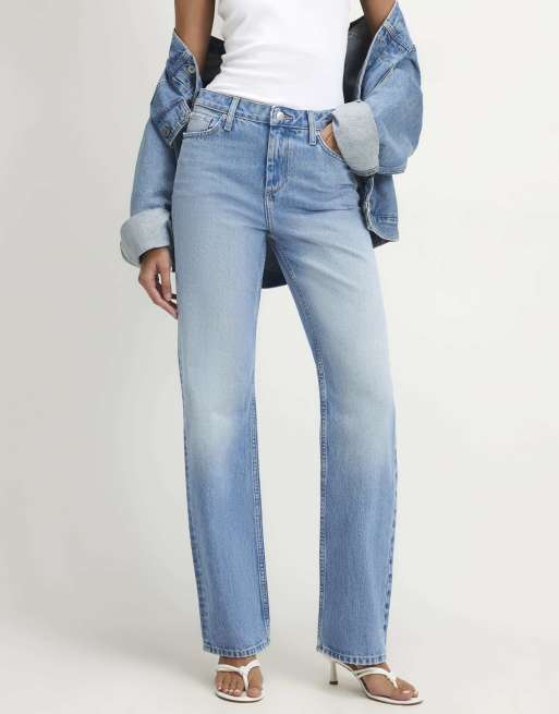 River Island 90s slim straight leg jeans in light blue, 3 of 4