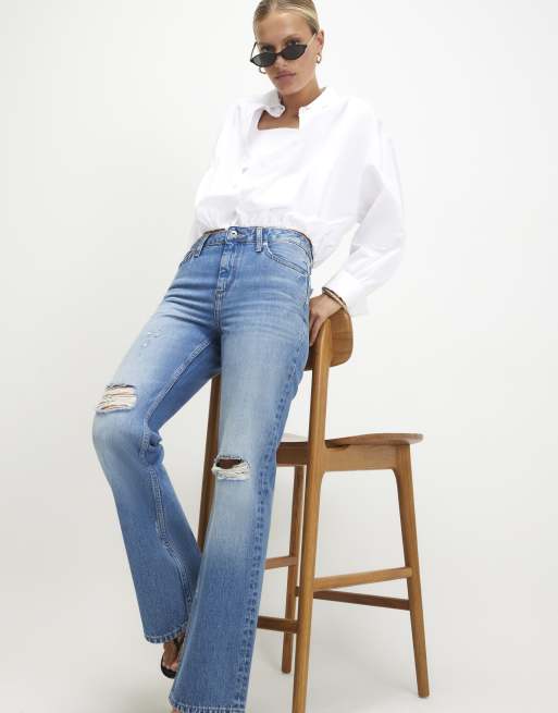River Island 90s slim straight leg ripped jeans in light blue , 3 of 4