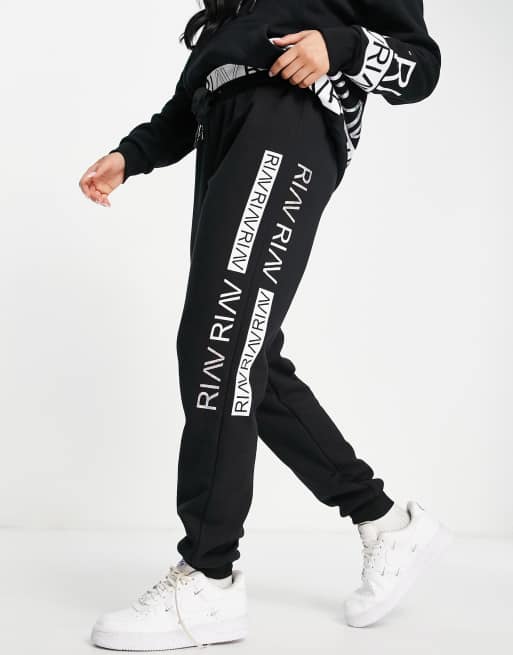 River Island - Active - Combi-set van hoodie met logo en joggingbroek in zwart, 2 van 3
