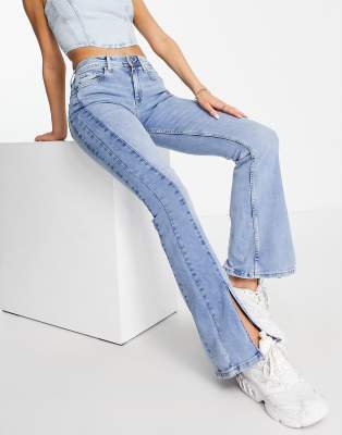 River Island - Amelie - Schlagjeans in Blau mit Saumschlitz