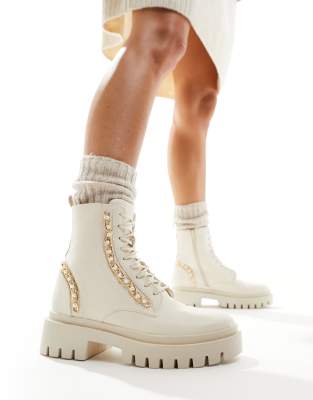 River Island - Ankle-Boots in Creme mit Kettendetail-Weiß