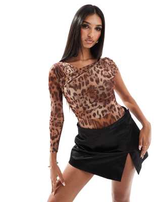 River Island - Asymmetrischer Netzstoff-Body mit Leopardenmuster-Brown