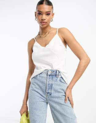 River Island - Asymmetrisches Camisole-Oberteil aus Satin in Weiß