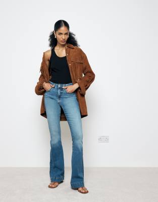 River Island - Ausgestellte Jeans in verwaschenem Mittelblau