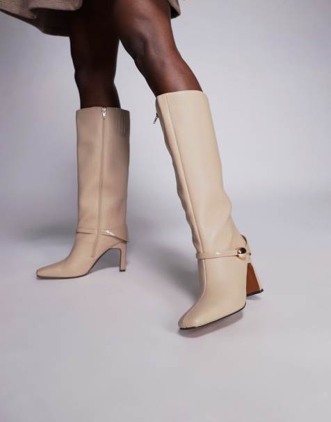 River Island – Beige boots med platt tå, höga skaft och metalldetalj - view 1