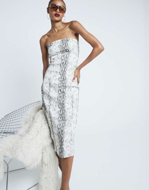 River Island – Beżowa sukienka jeansowa midi z dekoltem bandeau i wzorem skóry węża