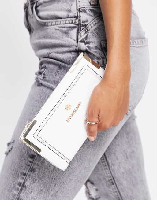 River Island – Biała składana portmonetka z lakierowanego materiału z wytłoczonym monogramem