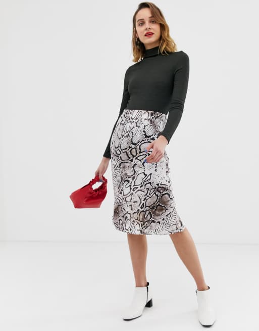 Bias cut outlet skirt river island