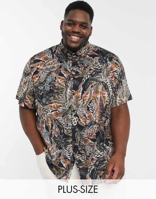 River Island – Big & Tall – Kurzärmliges Hemd in Schwarz mit Federmotiv