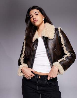 River Island - Bikerjacke in Dunkelbraun mit Nahtbesatz aus Lammfellimitat-Brown