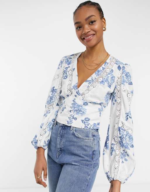 River Island - Blusa blu a fiori con maniche a sbuffo e bottoni sul davanti