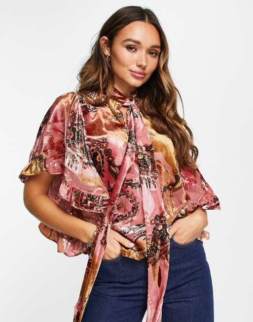 River Island - Blusa rosa a strati con maniche a mantella e fiocco