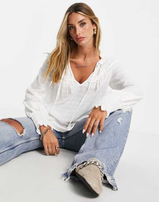 River Island – Bluse in Creme mit Rüschenbesatz