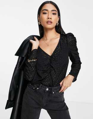 River Island - Bluse mit gerafften Ärmeln und Jacquard-Punktemuster aus Satin in Schwarz