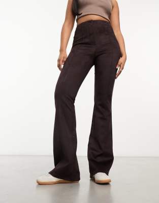 River Island - Bootcut-Hose aus Wildlederimitat in Dunkelbraun