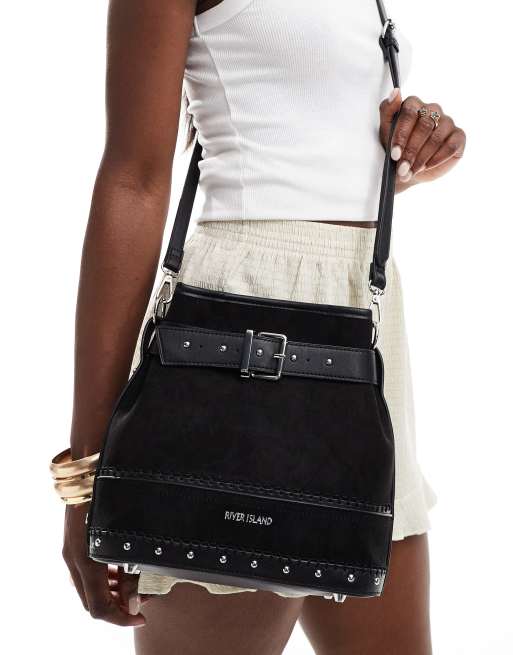 River Island - Borsa a secchiello in camoscio sintetico nera con fibbia
