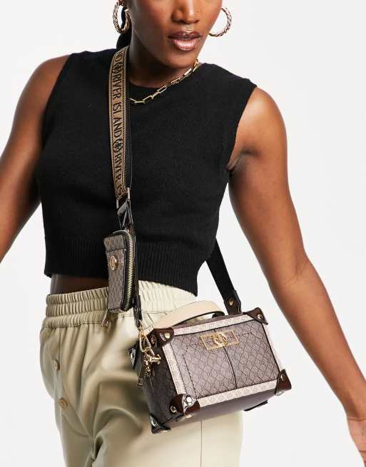 River Island - Borsa a tracolla stile bauletto marrone goffrato 