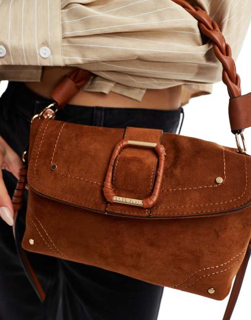 River Island - Borsa da spalla in camoscio sintetico marrone con fibbia, 3 di 4