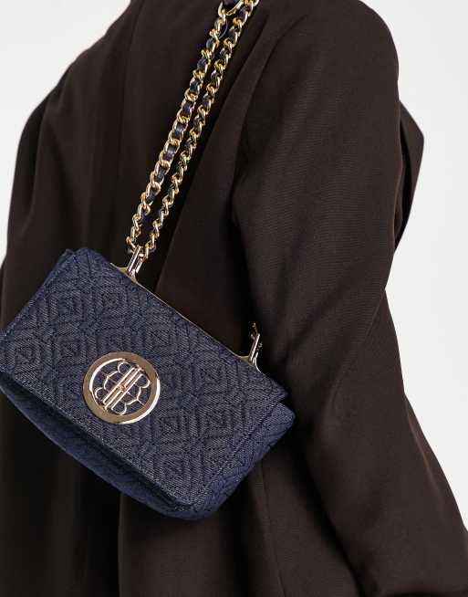 River Island - Borsa da spalla trapuntata in denim blu scuro con catenina