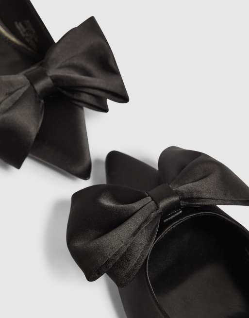 River Island Bow kitten heel court shoes in black, 3 of 4
