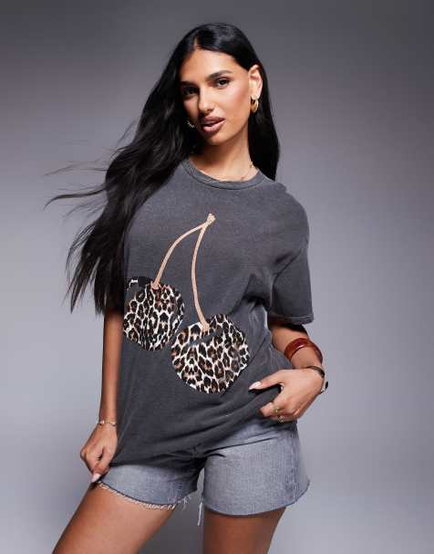 River Island – Boyfriend-T-Shirt in Dunkelgrau mit Kirschmotiv mit Leopardenmuster - view 1