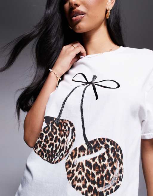 River Island - Boyfriend T-shirt met luipaard-kersenprint in wit, 4 van 4