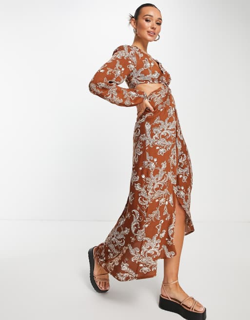River Island – Brązowa sukienka maxi z wycięciem w kwiatowy wzór paisley