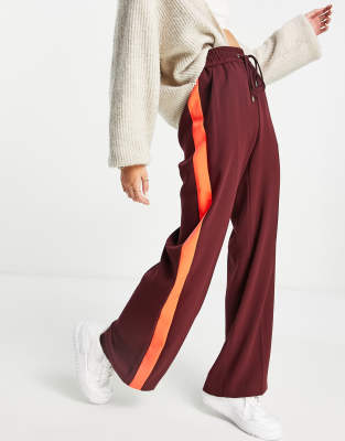 River Island - Broek met figuurnaden, wijde pijpen en streep langs de  zijkant in donkerrood | ASOS
