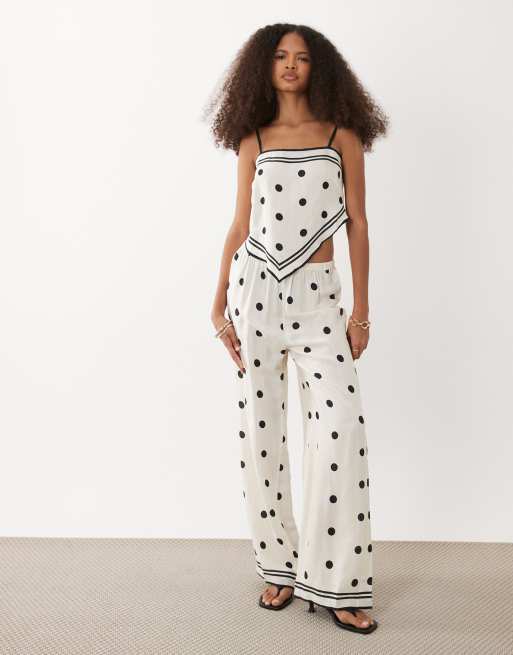River Island - Co-ord set van zakdoektop en broek met wijde pijpen en stippen in crème, 2 van 3