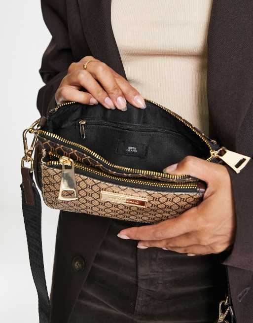 River Island - Brun crossbody-taske med dobbeltpung i monogramprint, 3 af 4