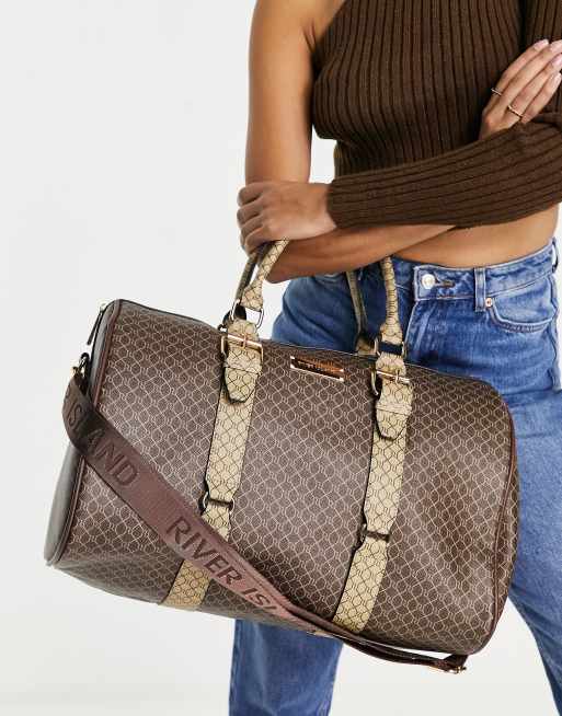 River Island - Brun weekend-hold-all i tøndeform med klassisk monogramprint
