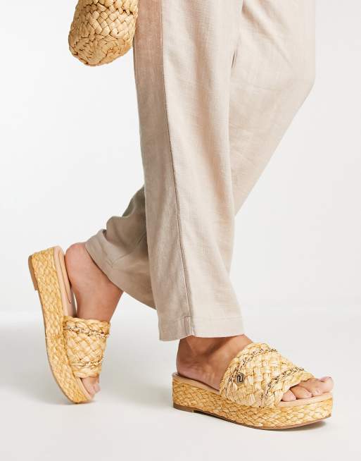 River Island - Brune flatform-sandaler i raffia med kæder