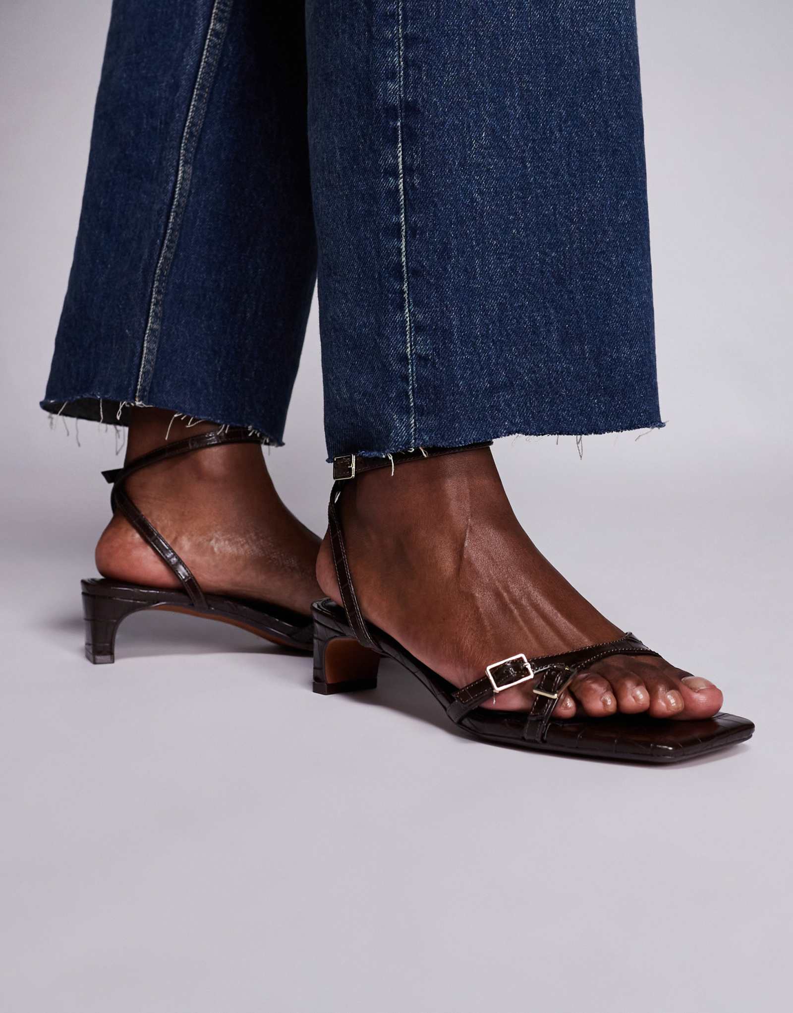 Темно-коричневые босоножки на низком массивном каблуке с пряжкой River Island