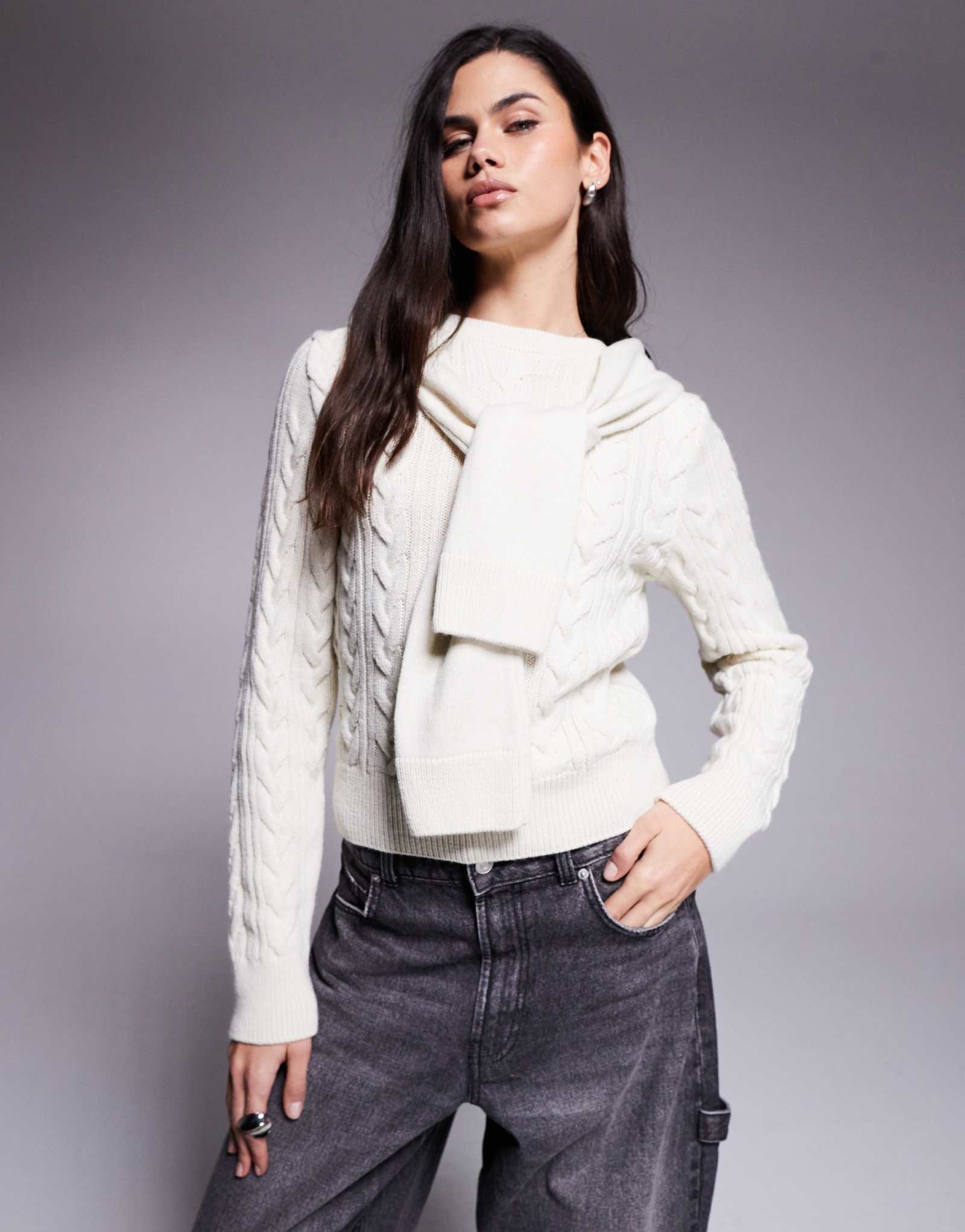 Свитер кремового цвета с завязкой на шее из кабельной вязки River Island кремового цвета