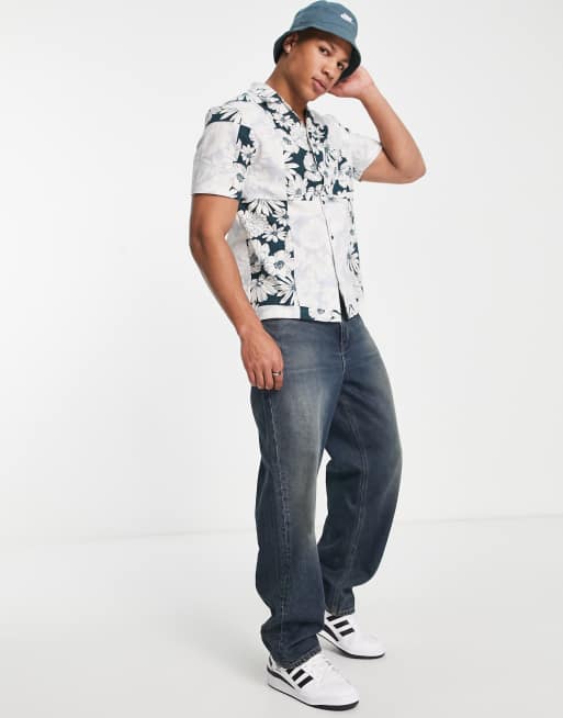 River Island - Camicia blu con stampa patchwork a fiori a maniche corte