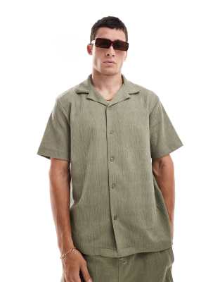 River Island - Camicia plissé kaki chiaro con rever in coordinato