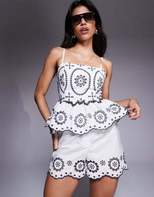 River Island - Camisole in Weiß mit Schößchen und Lochstickerei, Kombiteil