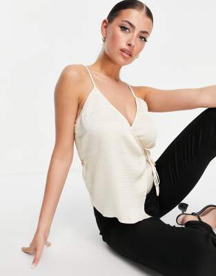 River Island - Camisole mit Wickeldesign aus strukturiertem Satin in Grau