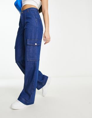 River Island - Cargo-Jeans mit hoher Taille und weitem Bein in mittelblauer Waschung