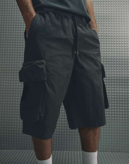 River Island cargo shorts in black , 2 of 4