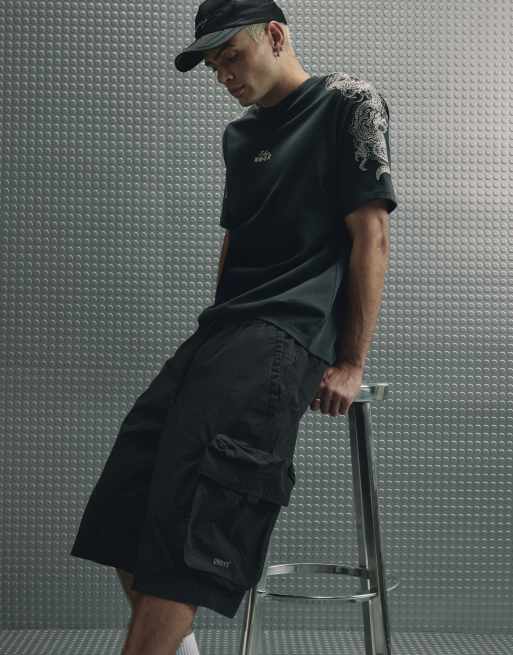 River Island cargo shorts in black , 3 of 4