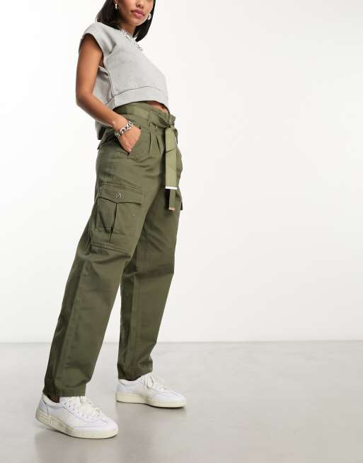 River Island - Cargobroek met riem en taille met plooirand in groen