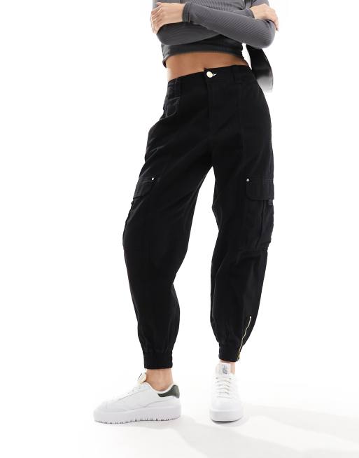 River Island – Cargohose in Schwarz mit Bündchen und Gürtel, 5 von 5