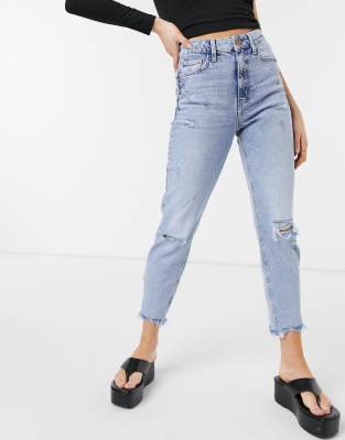 River Island - Carrie - Mom-jeans med flænger i autentisk lyseblå