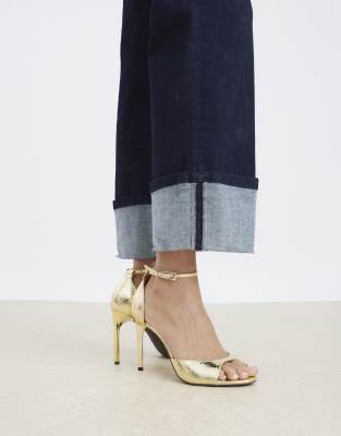  Closed back open toe heels 